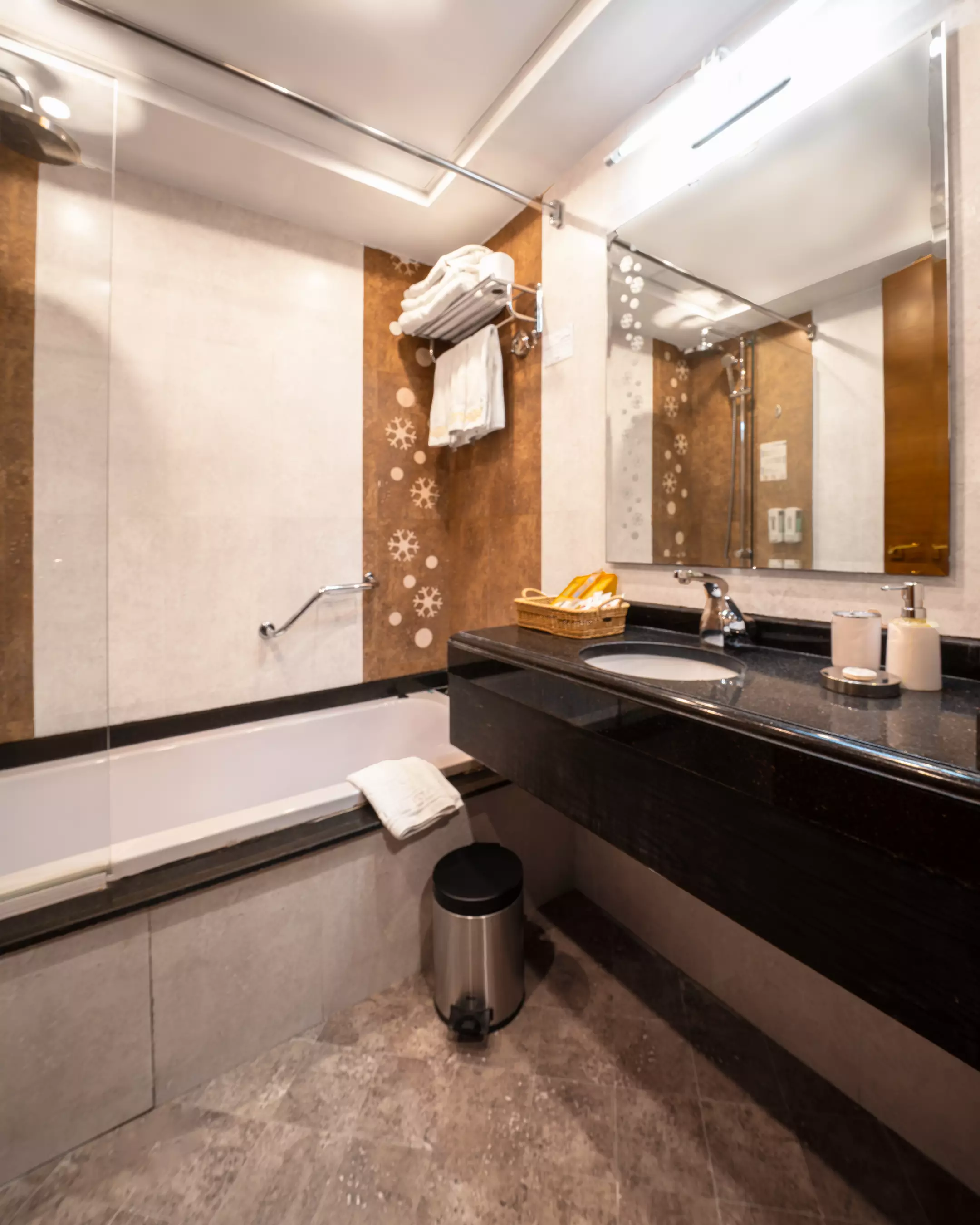 Alibaba https://cdn.alibaba.ir/ostorage/hotel-accommodation-images/69ff3ee161ec039ef75b44f2_دبل مجلل (2).webp